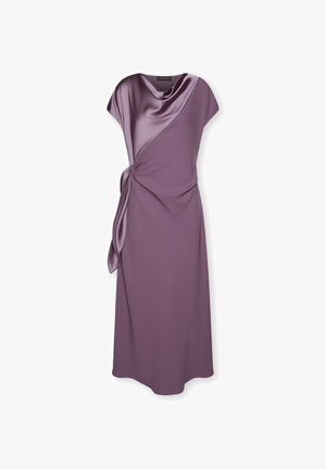 Vestito midi in tessuto satinato e opaco viola con maniche a cappuccio, scollo drappeggiato e dettaglio annodato laterale.
