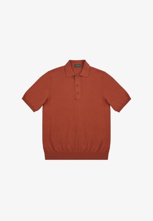 Krótkosleeve polo w kolorze rdzy z dzianiny, z wyraźnym kołnierzykiem, zapinany na trzy guziki i ściągaczem u dołu dla dopasowanego wyglądu.