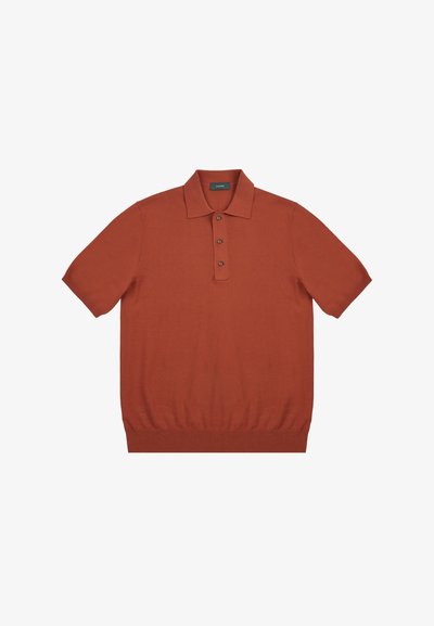 Roodkleurig polo shirt met korte mouwen, een puntkraag, een rijtje van drie knopen en een geribbelde zoom voor een strakke pasvorm.