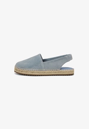 Lichtblauwe suède espadrille met gesloten neus, open achterkant met slingerriem en gevlochten jutezool op witte achtergrond.