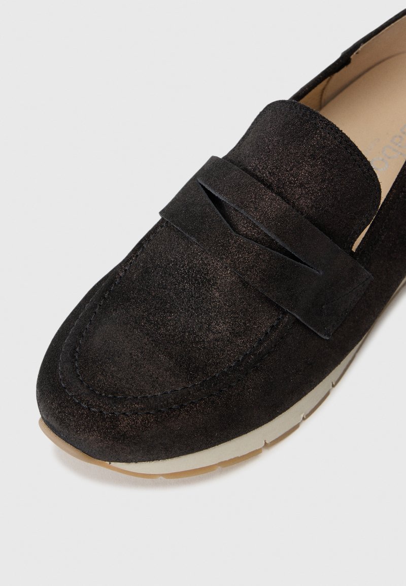 Czarne zamszowe mokasyny z detalem w postaci paska z przodu i jasnobeżową gumową podeszwą.
