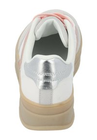 Zapatilla blanca con detalles plateados en el talón, adornos en rosa claro, materiales de malla y cuero, forma redondeada y suela de goma beige.