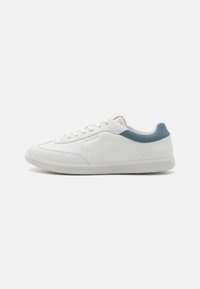 Fehér sneaker sima szintetikus anyagból, lekerekített orral és világoskék sarok részlettel. Texturált gumitalp jellemzi, és fűzős záródással rendelkezik.