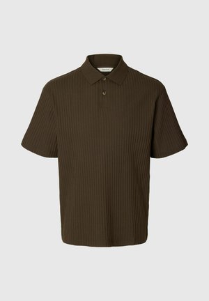 Tmavě hnědá polo košile s krátkým rukávem a žebrovanou strukturou, dvouknoflíkovým stojáčkem a klasickým límečkem na světlém neutrálním pozadí.