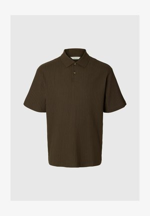 Tmavě hnědá polo košile s krátkým rukávem a žebrovanou strukturou, dvouknoflíkovým stojáčkem a klasickým límečkem na světlém neutrálním pozadí.