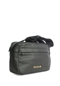 Borsa a spalla in nylon nero con forma rettangolare. Presenta una zip superiore, una tracolla regolabile e una tasca frontale con una placca logo in metallo.
