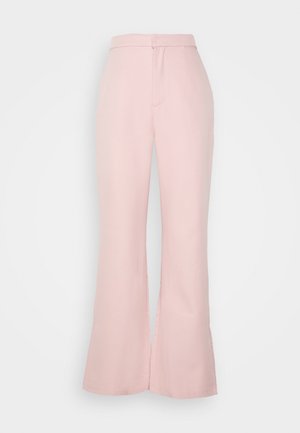 Calças largas feitas de um tecido leve e suave, de cor rosa claro. Possui um frente lisa, uma cintura com laço e fendas laterais na bainha.