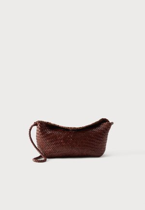 Petit sac bandoulière en cuir tressé marron foncé avec un bord supérieur incurvé et une fine bandoulière sur fond blanc.