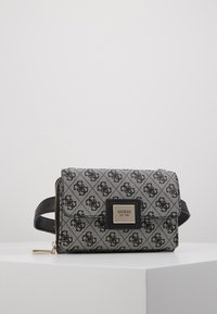 Bolso de mano de patrón gris y negro con detalles del logo, cierre magnético y correa ajustable. Hecho de material sintético, con acentos texturizados.