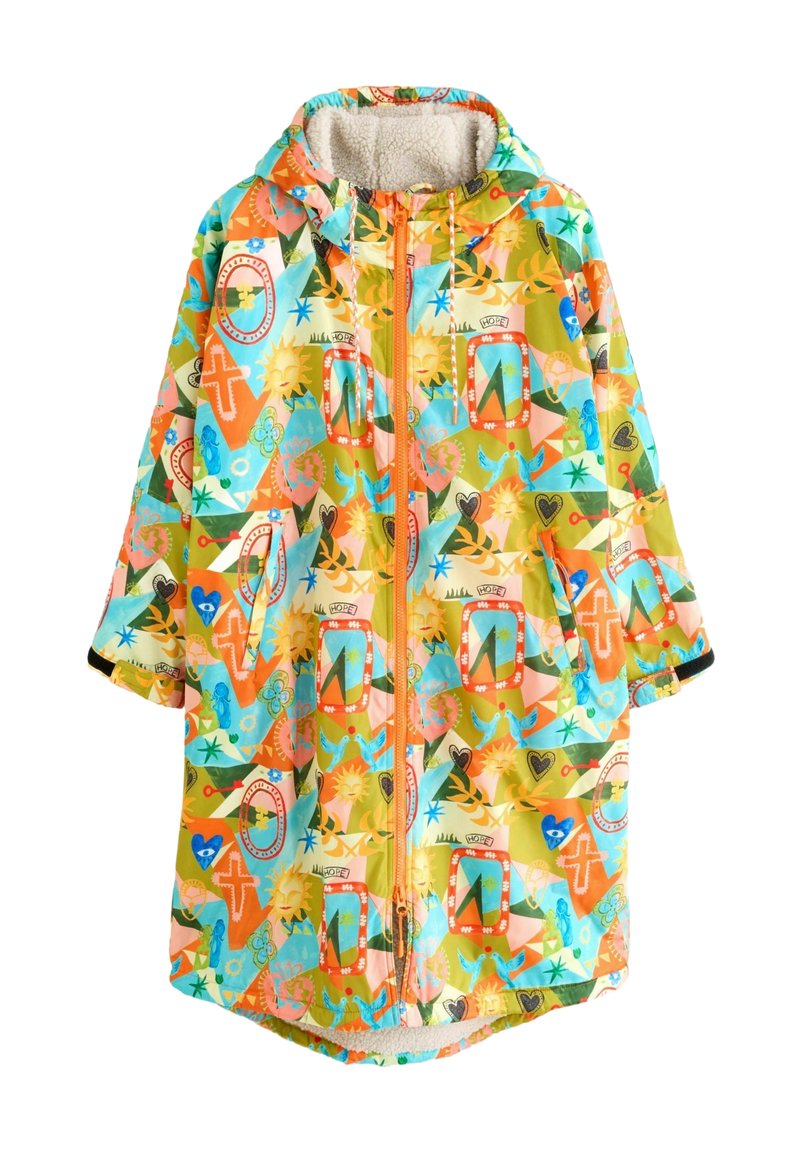 Kleurige, lichte regenjas met een capuchon, voorzien van een abstract patroon van de zon, harten en vredessymbolen in gele, groene en blauwe tinten.