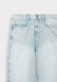 Hellblaue Jeans aus Denim mit geradem Schnitt, fünf Taschen, Messingknopfverschluss und subtilen Verwaschungen auf dem Stoff.
