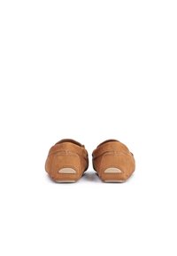 Scarpe slip-on in suede marrone con punta arrotondata, dettagli cuciti e piccoli ritagli nella parte posteriore per una maggiore ventilazione e design.