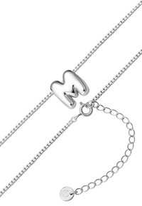 Srebrna narukvica s lancem koja sadrži okrugli privjesak u obliku slova "M" s raznolikom teksturom, te zatvaranje na kopču s podešavanjem duljine lanca.