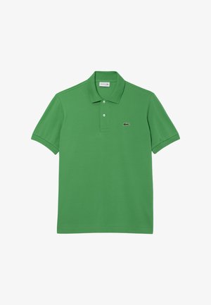 Polo in cotone verde brillante. Presenta un colletto classico, maniche corte e un piccolo logo di un coccodrillo ricamato sul lato sinistro del petto.