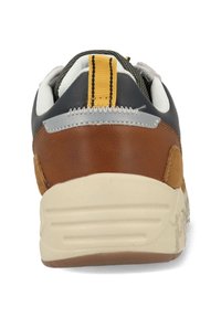 Sneaker met een marineblauwe bovenkant, bruine suède accenten, grijze details en een gele trekhaak aan de achterkant. Beschikt over een gestructureerde crèmekleurige rubberen zool.
