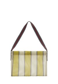 Siatkowa torba na ramię w pionowe żółte i beżowe paski. Posiada czarny i czerwony paskowany uchwyt, prostokątny kształt oraz otwartą siatkową teksturę.