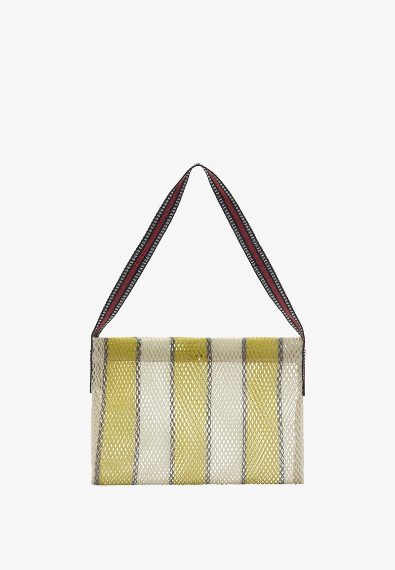 Siatkowa torba na ramię w pionowe żółte i beżowe paski. Posiada czarny i czerwony paskowany uchwyt, prostokątny kształt oraz otwartą siatkową teksturę.