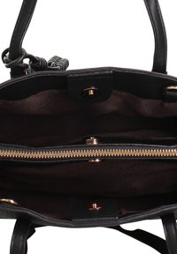 Borsa nera con design strutturato. Presenta una tasca interna con cerniera, accessori in tono oro e due manici robusti. L'interno è foderato di marrone.