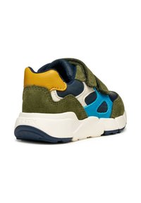 Zapatillas de ante verde con acentos de malla azul marino, detalles en azul y amarillo, correa de gancho y bucle, y suela texturizada blanca. Marca Geox visible.