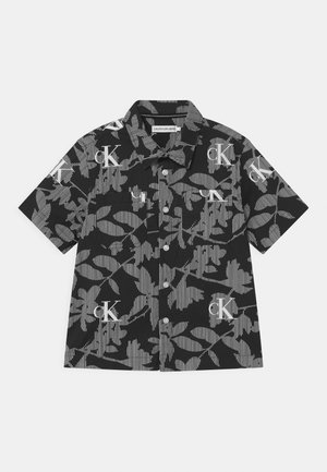 Czarna koszula z krótkim rękawem zapinana na guziki z białym kwiatowym i paskowym wzorem, z powtarzającymi się logo "CK" Calvin Klein.