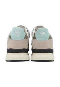 Sneakers sportivi in suede grigio, verde menta e beige; colletto imbottito, dettagli in rete e suole bianche spesse con grip testurizzato.