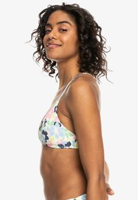 Top de bikini con estampado floral, copas triangulares, tirantes ajustables y una paleta de colores pastel que incluye tonos de azul, rosa y verde.