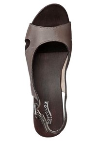 Sandale en cuir marron à bout ouvert avec bride ajustable à la cheville et semelle intérieure amortie marquée SoftCloX, vue de dessus sur fond blanc.