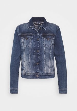 Veste en denim bleu avec fermeture à boutons sur le devant, deux poches poitrine à rabat, poches latérales et manches longues, avec détails d’usure verticale délavée.