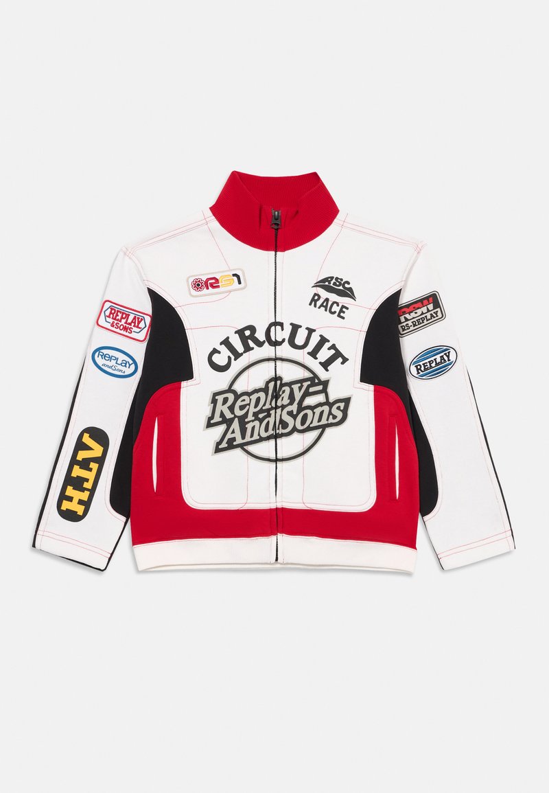 Rød, hvit og svart racingjakke med høy krage, med grafiske logoer og lapper, glidelås og kontrastsøm.