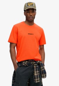 Superdry & Co MICRO LOGO GRAPHIC LOOSE - Camiseta estampada - bold orange