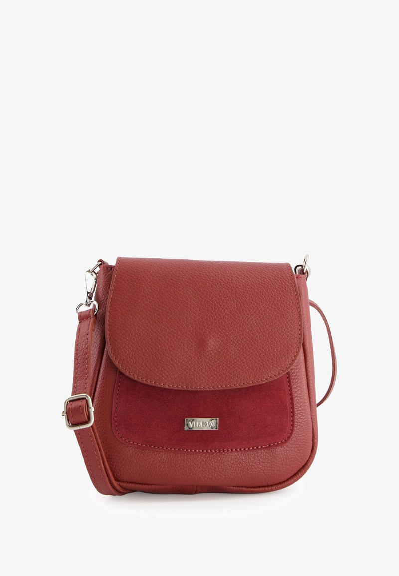 Rote Leder- und Wildleder-Crossbody-Tasche mit einem Klappenverschluss, ausgestattet mit einem silbernen Logo, verstellbarem Trageriemen und strukturierten Oberflächen.
