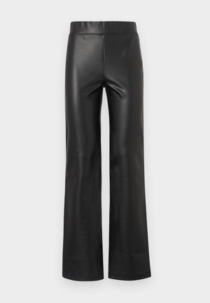 Fekete műbőrből készült, sima textúrájú, bő szabású nadrág, magas derékkal, látható fémrész vagy díszítés nélkül. Egyenes lábszárú dizájn.