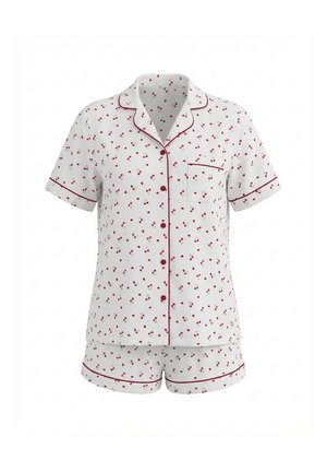 Wit pyjama set met korte mouwen en kersenprint, contrasterende rode bies, een borstzakje en knoopsluiting; inclusief korte broek met bijpassend ontwerp.