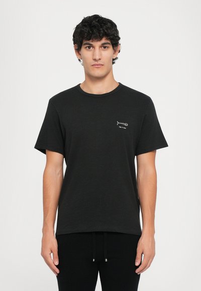 T-shirt noir à coupe décontractée, fabriqué en coton doux. Présente un graphique de fishbone sur la poitrine gauche et un col rond classique.