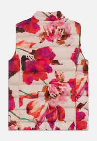 Chaleco sin mangas con estampado floral que presenta grandes flores rosas y rojas sobre un fondo crema, con acolchado acolchado y un cuello estructurado.