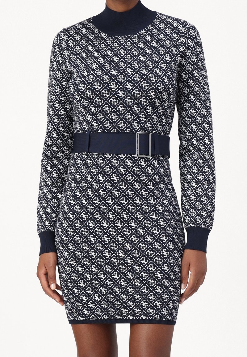 Mini-robe à manches longues motif bleu marine et blanc, col montant et large ceinture bleu marine avec boucle rectangulaire à la taille.