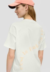 QS - T-shirt z nadrukiem