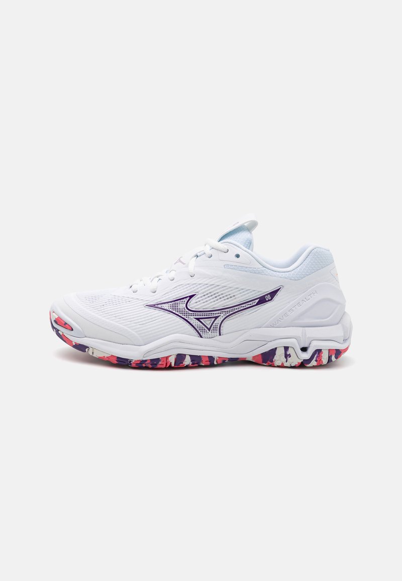 Bílé sportovní boty s síťovaným svrškem, fialovými akcenty a texturovanou podrážkou s růžovým a modrým mramorovým vzorem. Lehký, ergonomický tvar.