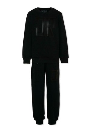 Ensemble sweat-shirt noir à manches longues et pantalon assorti avec logo "JR" embossé sur le devant et la cuisse gauche, poignets et ourlet côtelés.
