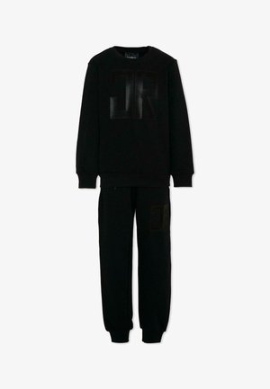 Ensemble sweat-shirt noir à manches longues et pantalon assorti avec logo "JR" embossé sur le devant et la cuisse gauche, poignets et ourlet côtelés.