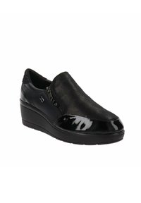 Scarpe nere senza lacci con tacco a zeppa, caratterizzate da una combinazione di texture opache e lucide, e un dettaglio con zip sul lato.