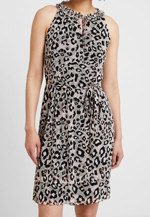 Ärmelloses knielanges Kleid mit schwarzem und grauem Leopardenmuster, gerafftem Kragen mit Bindeband und Taille, die durch einen Stoffgürtel betont wird.