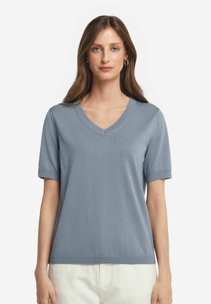 T-shirt azzurro chiaro con scollo a V e maniche corte, realizzato in tessuto morbido; presenta un colletto e polsini a costine per un aspetto strutturato.