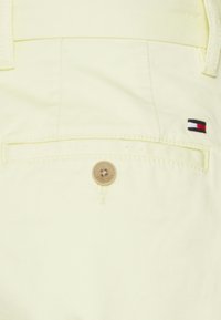 Tommy Hilfiger BROOKLYN - Calções - lemon twist