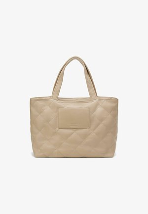 Gepolsterte beige Tasche aus Leder, ausgestattet mit zwei Griffen und einem rechteckigen Patch mit geprägt Marken-Text auf der Vorderseite.
