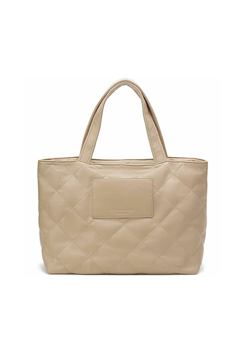 Borsa tote beige trapuntata realizzata in pelle, con due manici e una patch rettangolare con testo del marchio in rilievo sulla parte frontale.