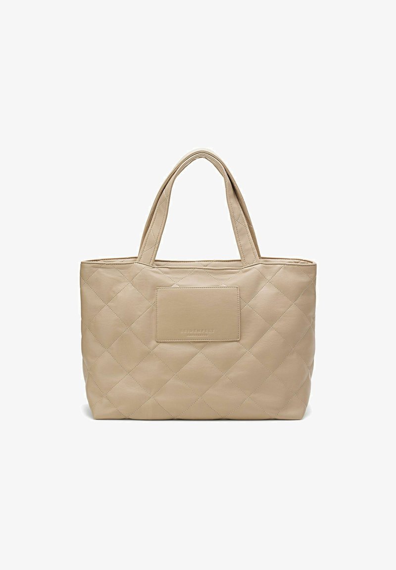 Sac fourre-tout beige matelassé en cuir, doté de deux poignées et d'un patch rectangulaire avec du texte de marque en relief sur le devant.