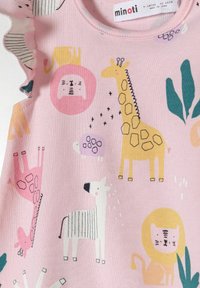 Vestido de algodón rosa con gráficos de animales divertidos: una jirafa, un león, una oveja y más. Mangas con volantes y adornos de hojas en verde oscuro.