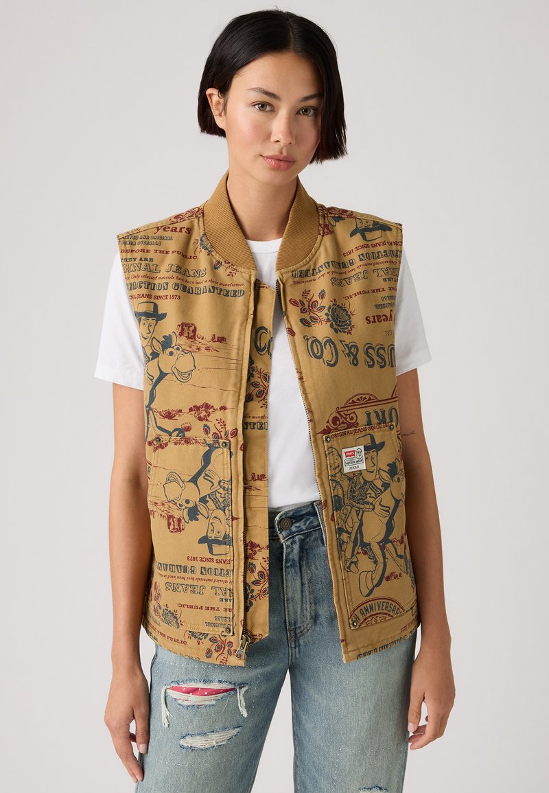 Khaki ærmeløs vest med vintage-inspirerede trykte grafik i mørkeblå og rød, med ribbet krave og lynlåslukning.
