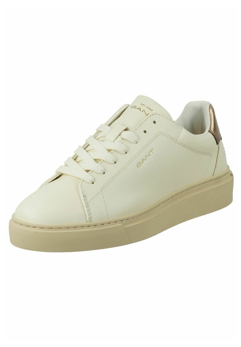 Vita lädersneakers med en strukturerad beige sula, platta snören och en metallisk detalj på hälen. Har varumärket GANT präglat.